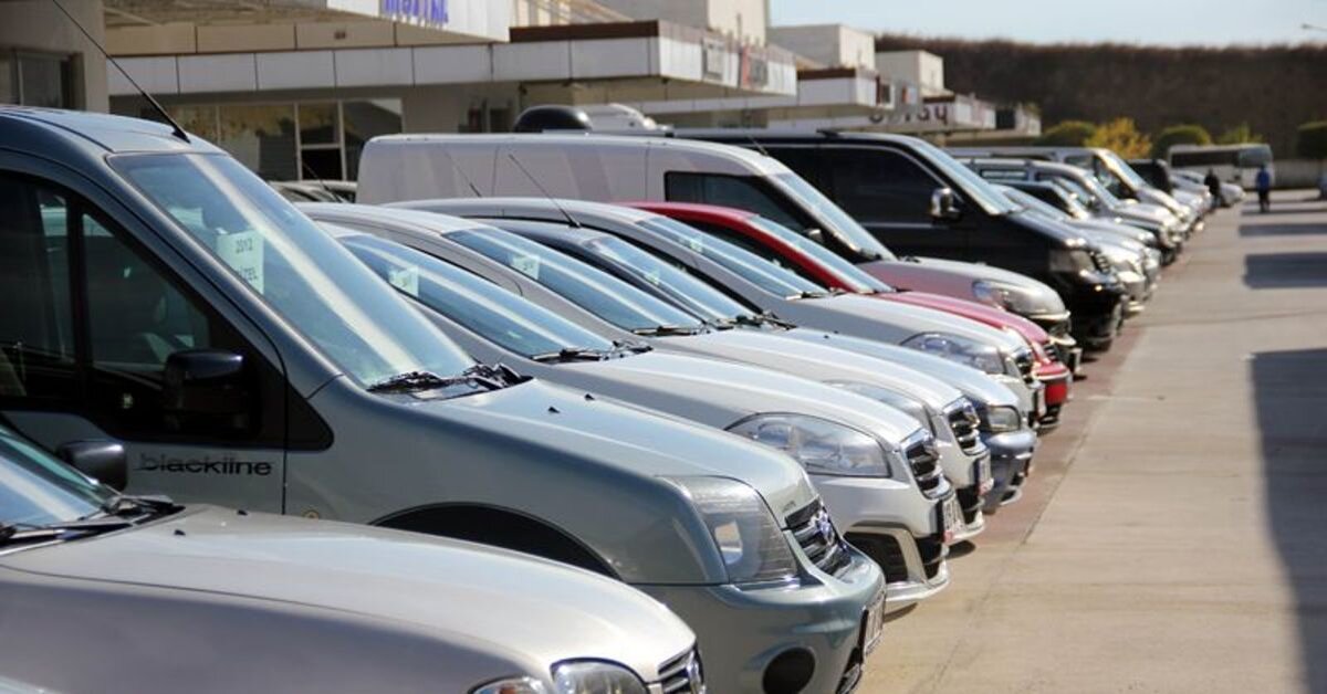 Sıfıra yakın ikinci eller revaçta<br><br>Milliyet’in aktardığına göre, bütçesi sıfır otomobile yetmeyen alıcılar rotasını düşük kilometreli, az kullanılmış araçlara çevirdi. Özellikle 1 yaşından küçük ve 30 bin kilometrenin altında olan araçlar yoğun ilgi görüyor.
