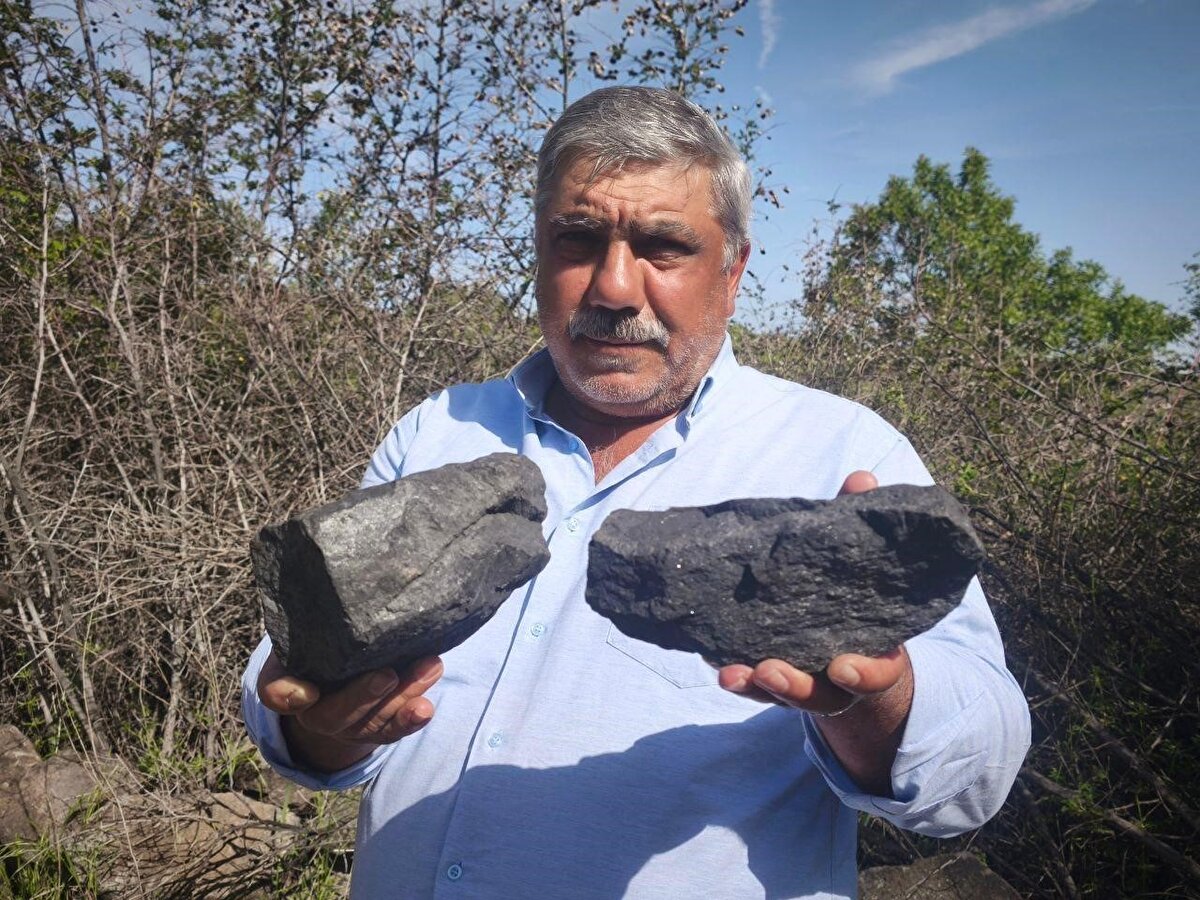 "Göktaşı olduğunu değerlendiriyoruz"<br>Taşın göktaşı olduğunu değerlendirdiklerini kaydeden Ekici, "Düştüğü yer belli zaten. Yani o ateş topu gibi düştüğü için orayı böyle top şeklinde çukurlatmış. Taşlar dağılmış, etrafa yayılmıştı. Dediğim gibi göktaşı olduğunu düşünüyoruz. Analize gönderdik. Sonuçlarını bekliyoruz. Sonrasında ise taliplerini bekliyoruz. Yani en büyük parçası yaklaşık 3,5 kilogram. Düştüğü yerde dağılmıştı tabi biz bunları topladık, yaklaşık 15-20 kiloya yakın taş var. En büyük parçası yaklaşık 3,5 kilogram. Normal taşlardan daha ağır geliyor. Bir analizden çıksın sonuçları. Ona göre artık değerlendireceğiz" diye konuştu.