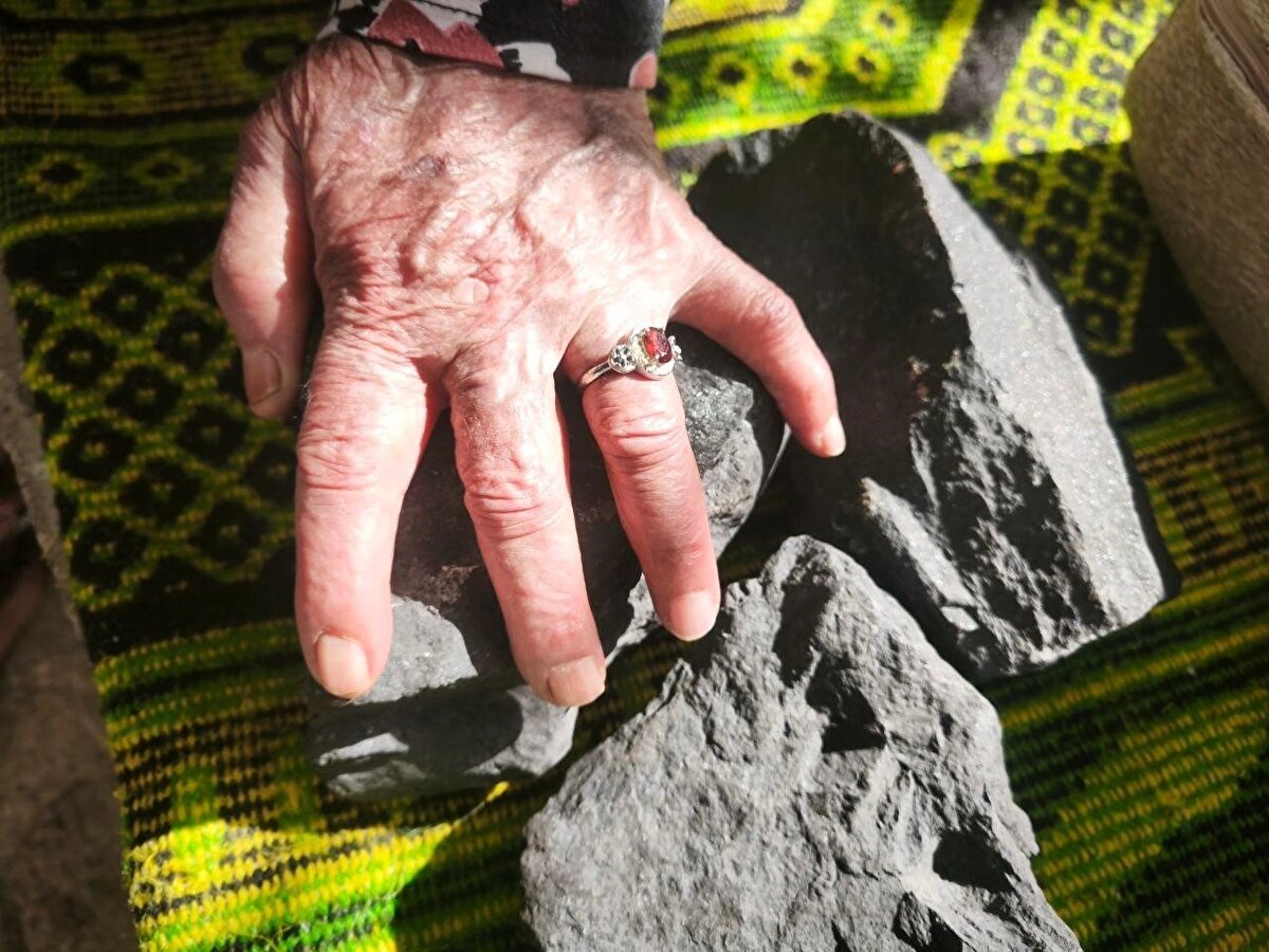 "Anneler Günü hediyesi gökten geldi"<br>Anneler Günü hediyesinin gökten indiğini şakacı bir üslupla dile getiren Fehime Ekici ise, "Benim çocuklarım taş düştüğü gün Elazığ’da idi. Akşam Elazığ’dan geldiler. Oğlum Fahri dedim, ’korkarım başımıza ateş yağacak’ dedim. ’Niye anne’ dedi. Dedim ’gökten böyle büyük bir ateş parçası düştü. Yıldırım gibi. Sanki ateş yağıyor. ’Nereye düştü’ dedi ’anne, hele gidelim bakalım’ dedi. Dedim ki, ’vallahi bilmem, işte kapının önüne doğru düştü.’ Gece gidip baktılar, bulamadılar. ’Oğul gece vakti bulunmaz’ dedim. Çocuklarım eve geç geldi zaten. Gündüz baktıklarında ’buldunuz mu oğlum’ dedim. ’Tabii ki bulduk anne’ dedi. Anneler Günü’nde hediye yağdı başımıza" şeklinde konuştu.