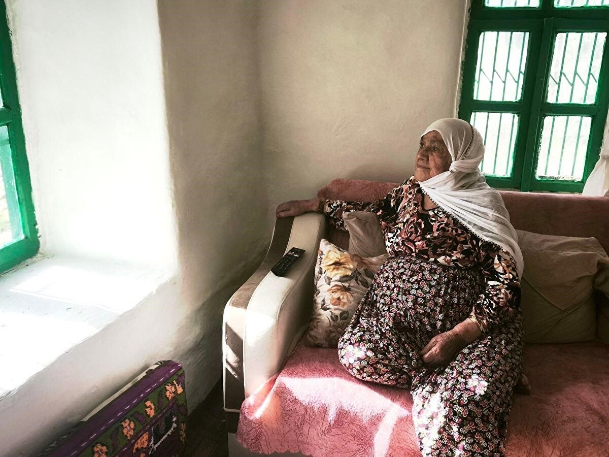 Çemişgezek’in Arpaderen köyüne bağlı Doruk mezrasındaki evinin penceresinden yağmur yağışını izleyen 85 yaşındaki Fehime Ekici, gökyüzünden evinin bahçesine düşen alev topu gibi bir cisim gördü. Fehime Ekici, durumu akşam eve gelen oğlu Fahri Ekici’ye anlattı. Fahri Ekici ertesi gün gündüz saatlerinde toplamda yaklaşık 20 kiloya yakın, göktaşı olduğunu değerlendirdiği cismi bularak analize gönderdi. Fahri Ekici, "Ben 30 yıl İstanbul’da esnaflık yaptım. Emekli olduktan sonra köyüme yerleştim. Burada annemle yaşıyorum. Geçen gün çok aşırı yağmurlu bir havada, annem pencere önünde otururken gökten böyle ateş topu gibi bir şey düştüğünü görüyor. Ben o anda evde yoktum, görmedim. Eve geldiğimde annem durumu anlattı, tarif etti. Düştüğü alanda aradım ve buldum" dedi.