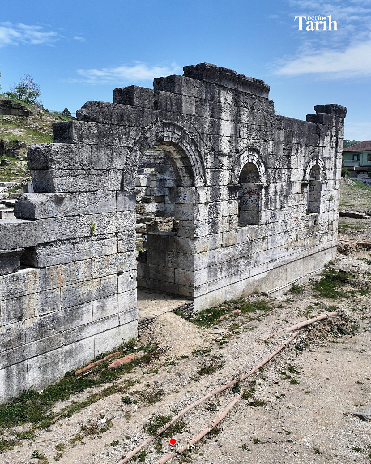 Bölgenin tarihi eser açısından zengin olduğunu belirten Aydın, "Konuralp bölgesinin altında gymnasium (Antik Yunanistan'da atletlerin beden eğitimi için düzenlenmiş, çevresinde revaklı avlular bulunan büyük bina), stadyum, Roma hamamı ve büyük tapınak olmasını bekliyoruz. Konuralp bölgesinin altı büyük arkeolojik hazinelerle dolu." diye konuştu.