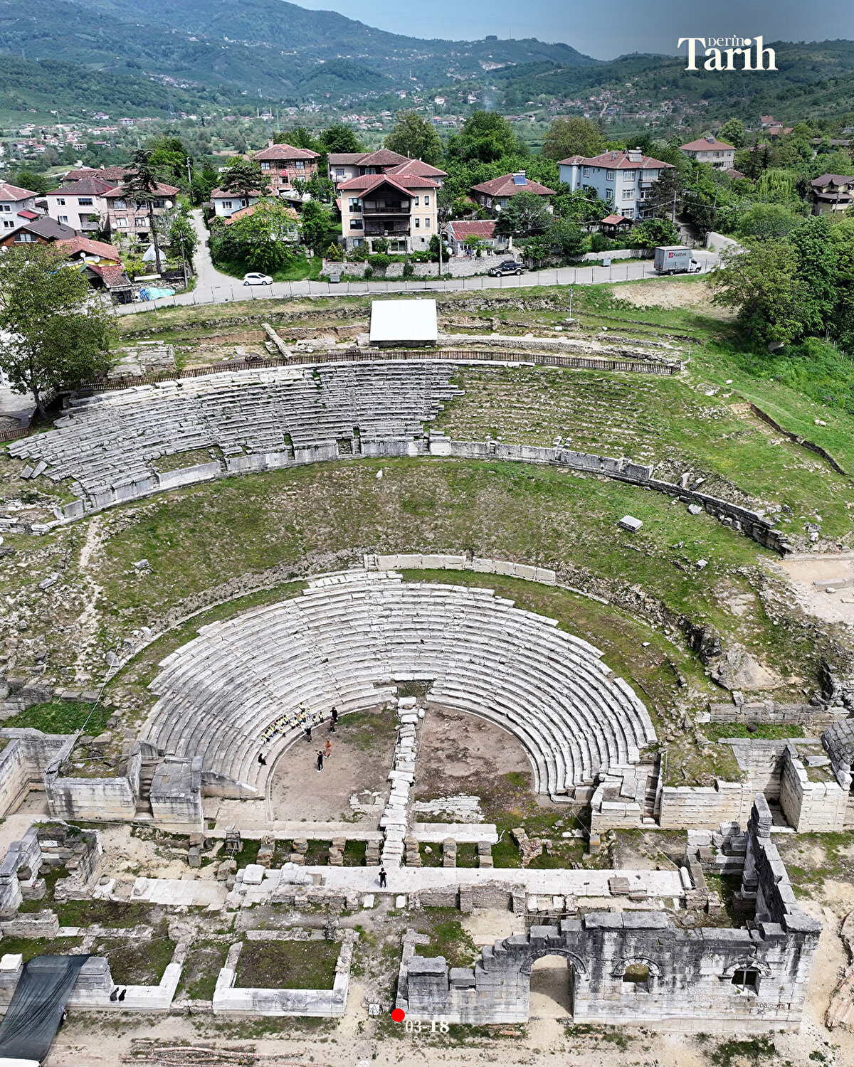 Farklı dönemlerde şiddetli depremlere maruz kalan antik kentte bütünlüğünü korunduğu belirlenen tiyatroda kazı çalışmalarının bitmesiyle bu yıl çevresindeki eserlerin ortaya çıkarılmasına ağırlık verilecek.