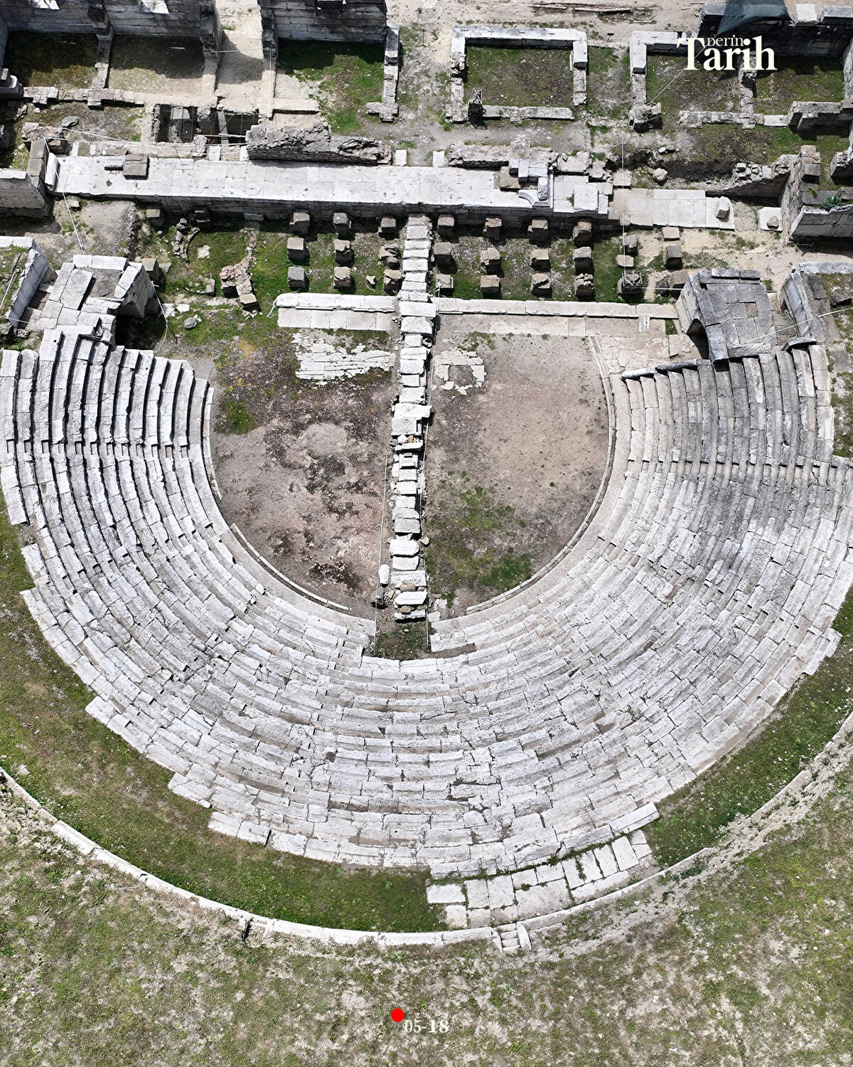 Antik kentteki çalışmalarda yer alan sanat tarihçisi Raşit Aydın, tiyatro bölümünde kazıların 6 yıl sürdüğünü belirterek, çevresinde ise elverişsiz hava şartları nedeniyle ara verilen çalışmalara, nisan ayı sonu itibarıyla başlandığını söyledi.