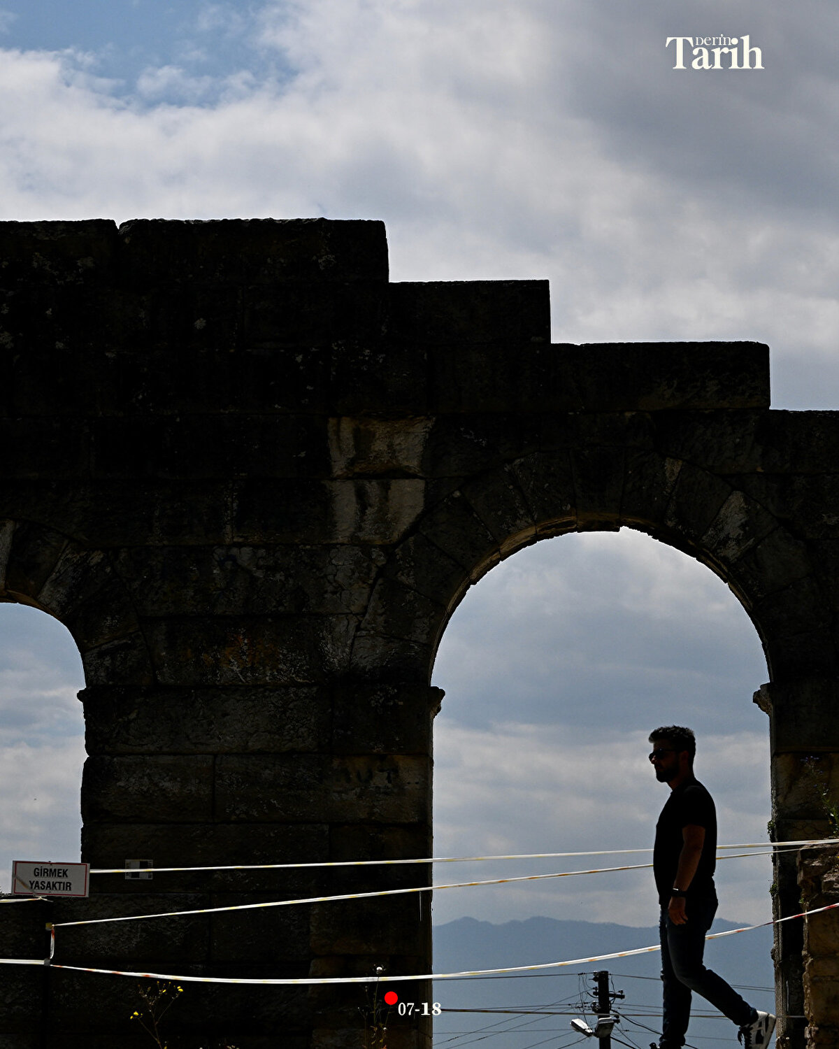 Aydın, antik kentteki tiyatronun önemine değinerek, "Tiyatro çok gösterişli ve önemli bir yapı. Gün yüzünde olan en büyük yapımız tiyatro ancak burası arkeolojik anlamda çok zengin. Geçen yılki kazılarda sahne binasını yaptırdığını düşündüğümüz Romalı hayırsever M.Iulius Proklos'un büstünü bulduk. Bu bizi çok heyecanlandırdı. Burada küçük tiyatro biletleri bulduk. Bunlar tiyatronun o dönemde nasıl işlev görüp önemli olduğunu gösteren önemli bulgular." diye konuştu.