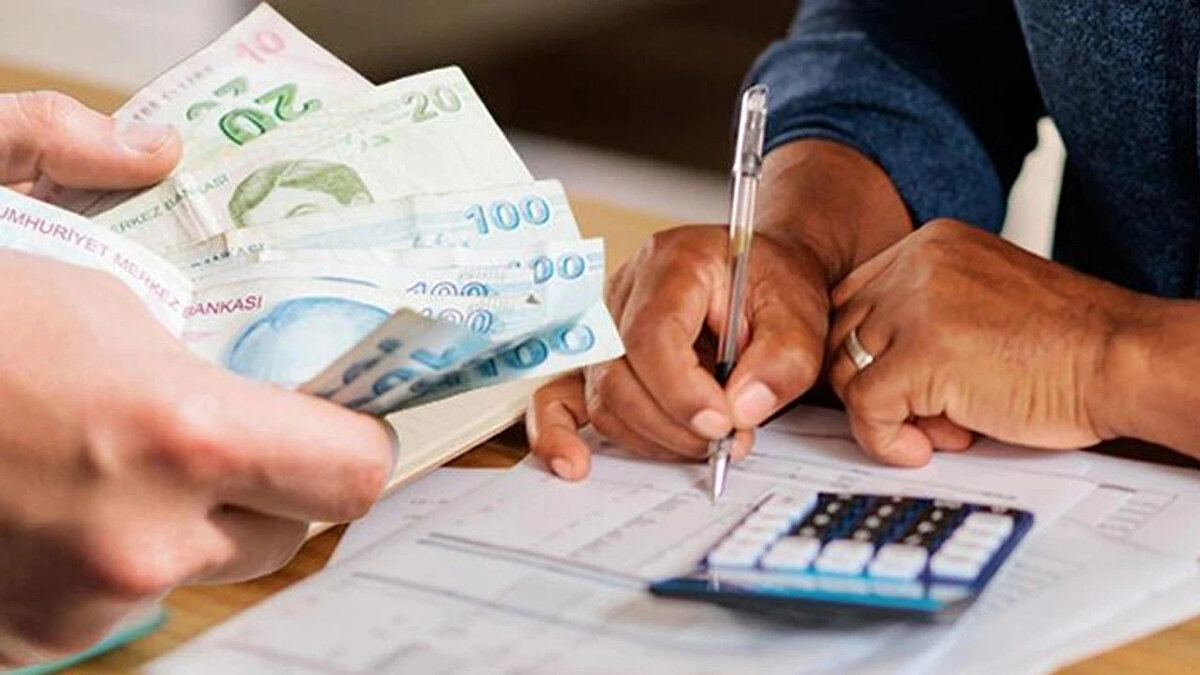 HANGİ BANKA NE KADAR PROMOSYON VERİYOR?<br>Bazı bankalarda emekliye promosyon tutarına ek ödemelerle birlikte 27 bin lira ödeme yapılıyor. Bankaların son açıkladığı emekli maaşı promosyonları ise belli oldu.