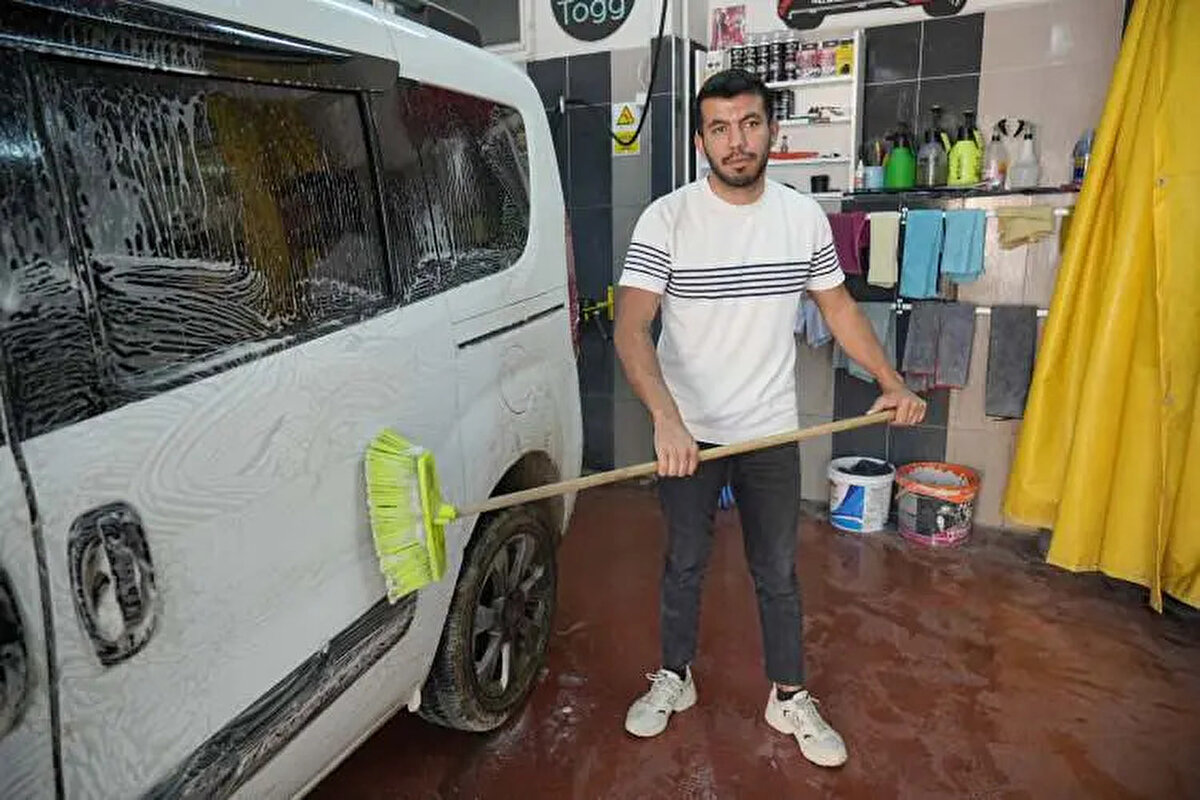 Araç kiralama ve oto yıkama gibi çeşitli hizmetler alarak dolandırıcılıktan kazandıkları parayı Yanık'ın banka hesabına atan şahıslar, kayıplara karıştı.