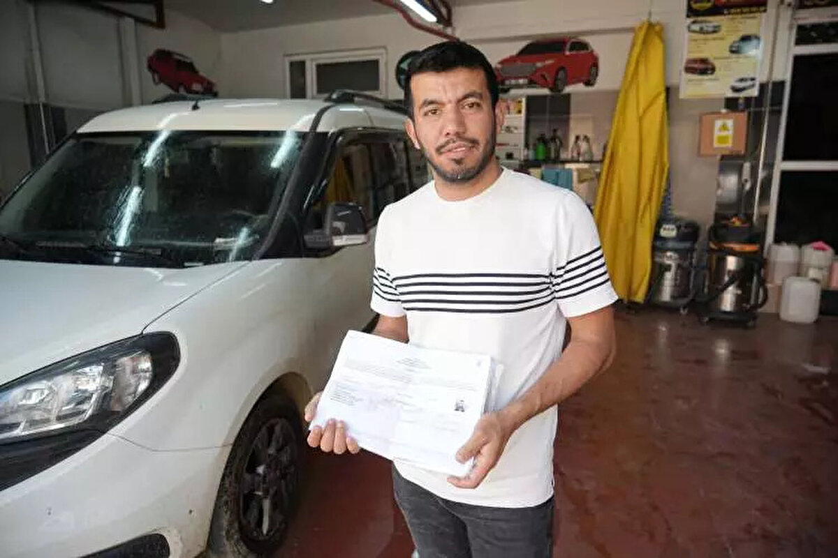 "SÜREKLİ CEZAEVİNE GİRİP ÇIKIYORUM"<br><br>Müşterilerinin aslında dolandırıcı olduğunu evine gelen mahkeme kağıdıyla anladığını söyleyen Yanık, "Bir araç kiralama ve yıkama firmasında çalıştığımız dönemde IBAN üzerinden ödeme alıyorduk. Bizim hesabımıza para gönderen şahıslar aslında dolandırıcıymış. Bu konudan dolayı bana ceza dosyaları geliyor. Bu nedenden dolayı da askerliğimizi yapamıyoruz. Dolandırıcılar dükkanımıza gelip araç yıkama ve kiralama hizmeti alarak birkaç sefer banka hesabımıza para gönderdiler. Bize gönderdikleri paralar ise başka kişilerden nitelikli dolandırıcılık yaparak elde ettiği gelirler. Adımıza dava açılınca bunu fark ettik. Savcılığa ifademizi verdik. Dava sürecinden dolayı gitmem gereken vatan görevime gidemiyorum. Sadece bir tane değil birçok yerden sürekli ceza dosyası geliyor. Sürekli cezaevine girip çıkıyorum" şeklinde konuştu.