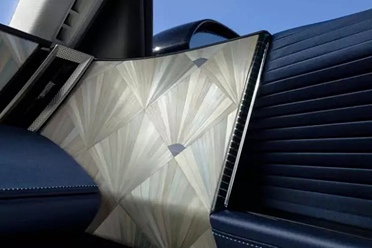 Şirketten yapılan açıklamaya göre, Eylül 2025'te piyasaya sunulması planlanan DS No8 modelinin özel Presidential versiyonu, Fransa Cumhurbaşkanı Emmanuel Macron'un resmi makam aracı olarak tanıtıldı.