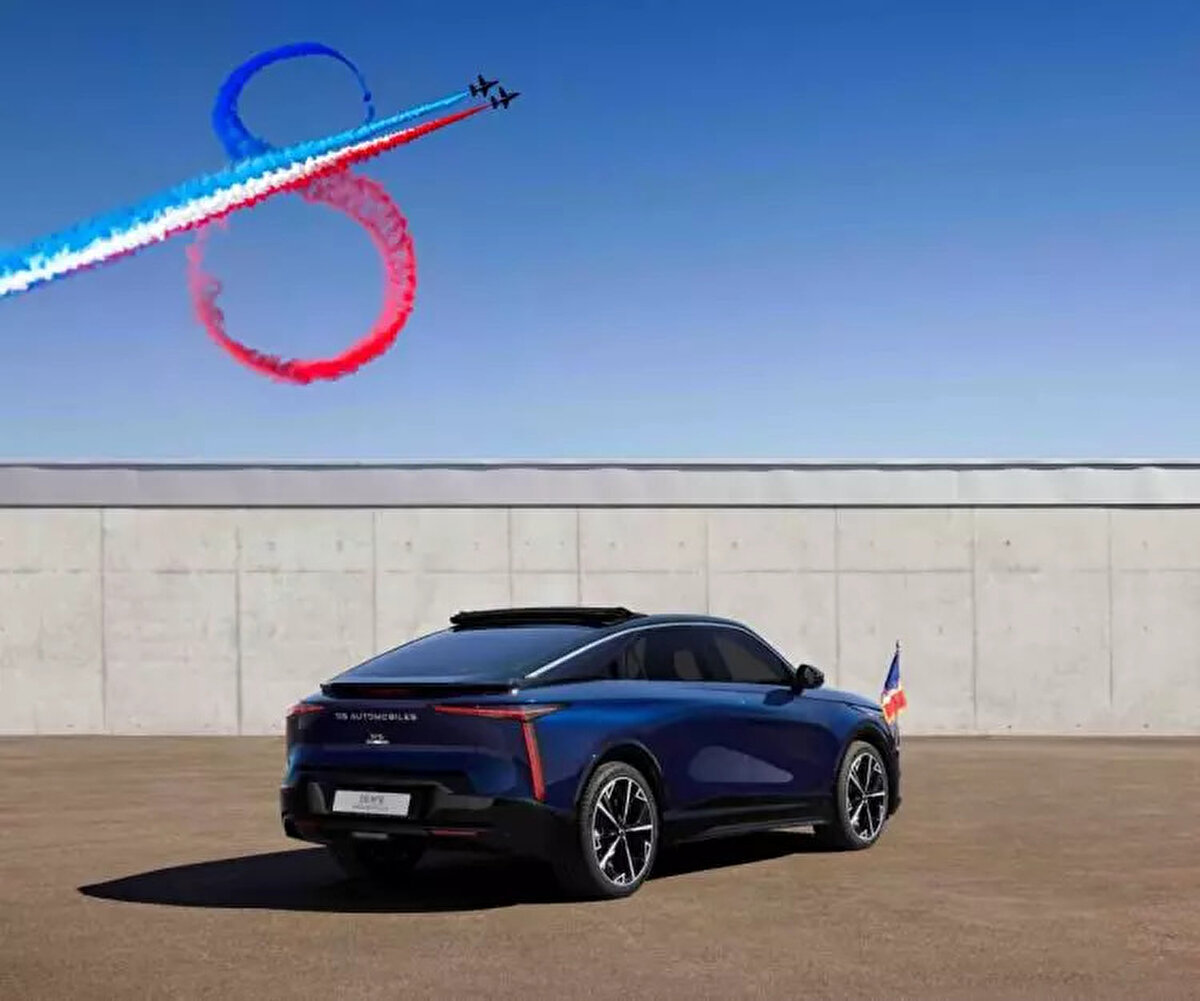 İç tasarımda Parisli zanaatkar Lison de Caunes'un hasır kakma sanatı, Metaphores tarafından sağlanan saten kumaşlar ve Atelier Lognon'un pileli kumaş uygulamaları kullanıldı. Nappa deri ve Alcantara yüzeylerle tamamlanan döşeme, el işçiliğiyle hazırlanan inci dikiş detaylarıyla birleştirildi.