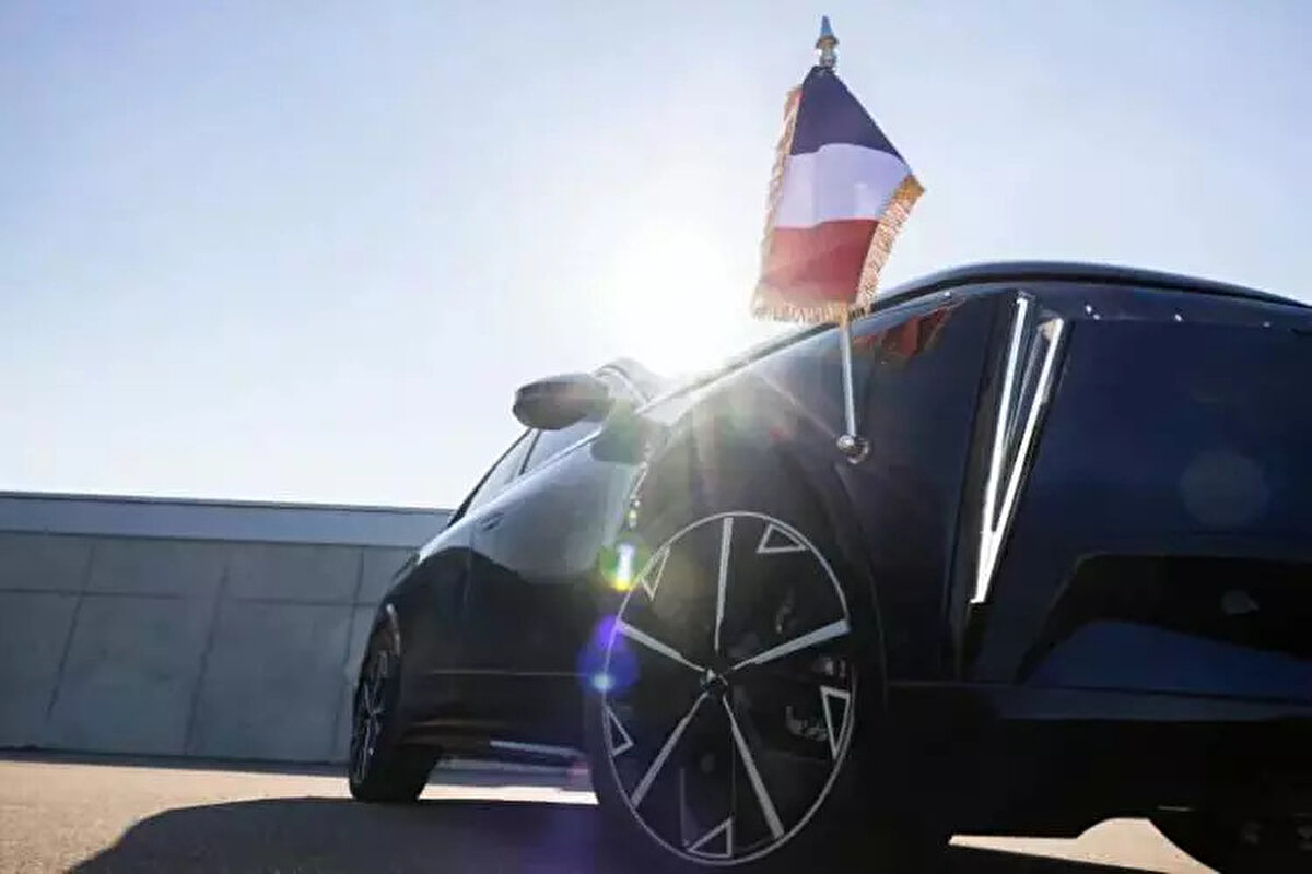 Araç, tek şarjla 750 kilometreye kadar menzil sunarken, 10 dakikalık şarj ile 200 kilometre, 27 dakikada ise yüzde 80 batarya doluluğuna ulaşabiliyor.