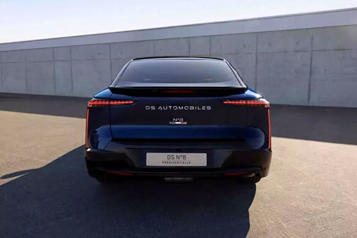 Fransa bayrağının renklerini taşıyan aydınlatmalı ön ızgara, bayrak tutucular ve özel armalarla donatılan araç, DS Automobiles'in geleneksel zanaatkârlık ve ileri teknolojiyi buluşturan tasarım anlayışını yansıtıyor.