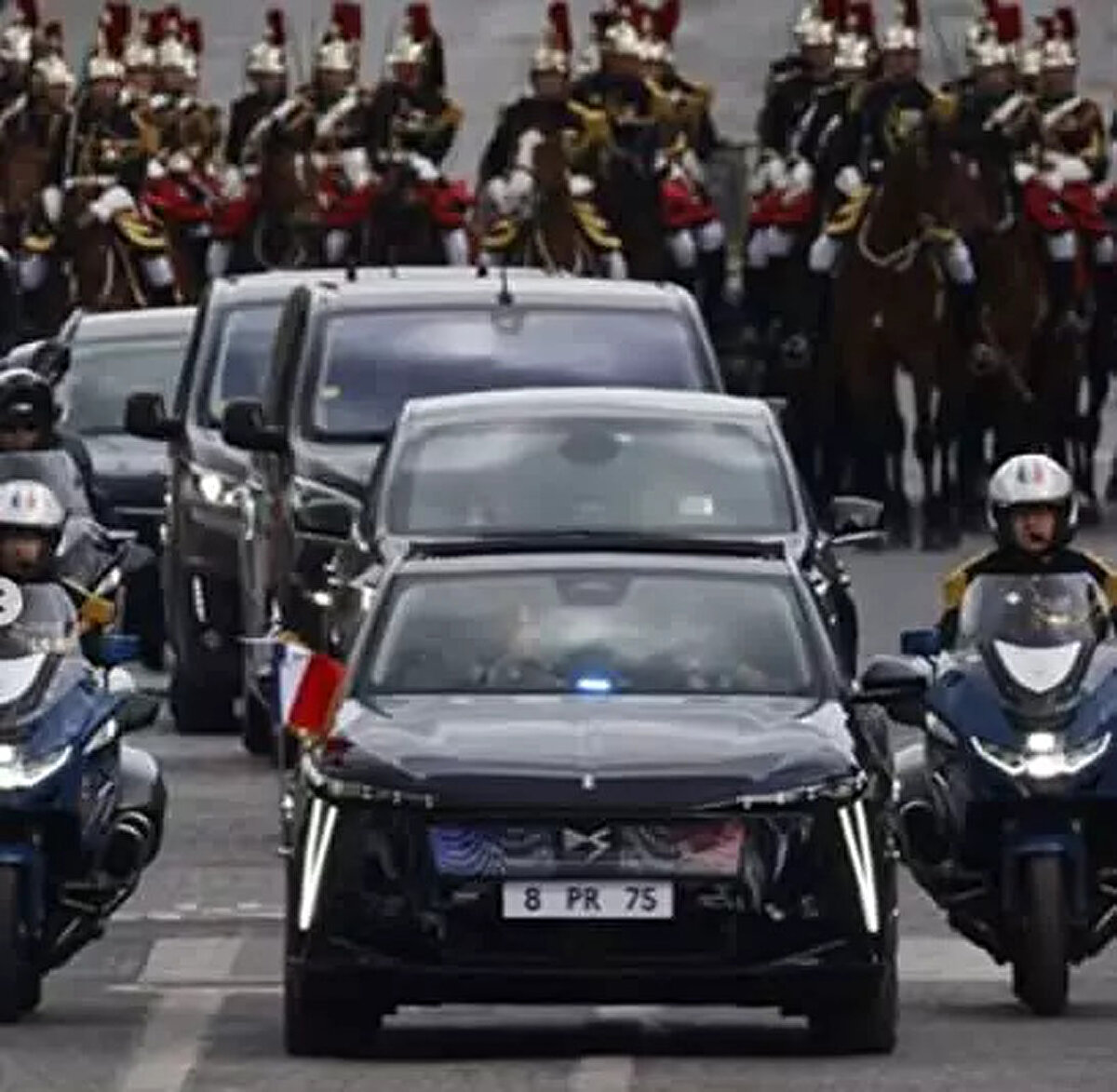 Presidential DS No8'in Fransa Cumhurbaşkanlığı tarafından kullanılan özel DS modellerinin mirasını devam ettirdiğini kaydeden Peugeot, 'Tıpkı geçmiş ile bugünü buluşturan 2024 Olimpiyat Oyunları'nın açılış töreninde olduğu gibi, 750 kilometreye varan elektrikli menziliyle Presidential No8, olağanüstü bir zanaatkarlık ve öncü bir vizyonla, piyasaya çıkmadan önce vitrine çıkıyor ve her yönüyle mükemmelliği temsil ediyor.' ifadelerini kullandı.
