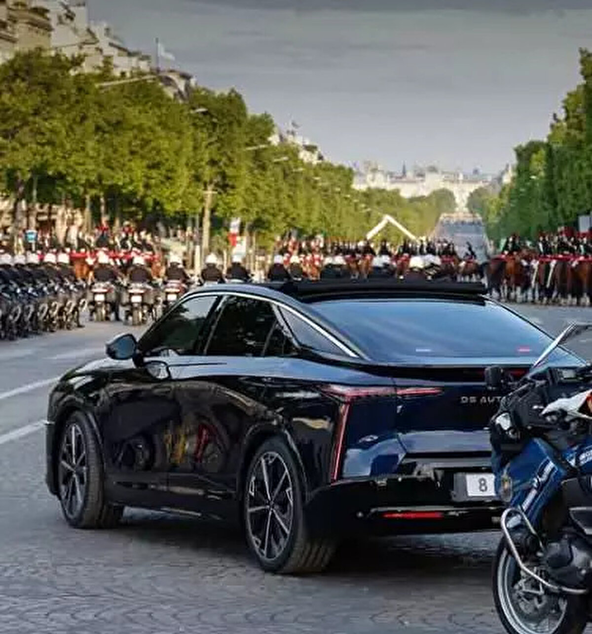 Macron, 2017'de göreve başlama töreninde özel olarak tasarlanan Presidential DS 7 Crossback'le Champs-Elysees Caddesi'nden geçerek halkı selamlamıştı. Kasım 2021'de ise 300 beygir gücündeki E-Tense hibrit motorla donatılan DS 7 Elysee modeli resmi araç filosuna katılmıştı.