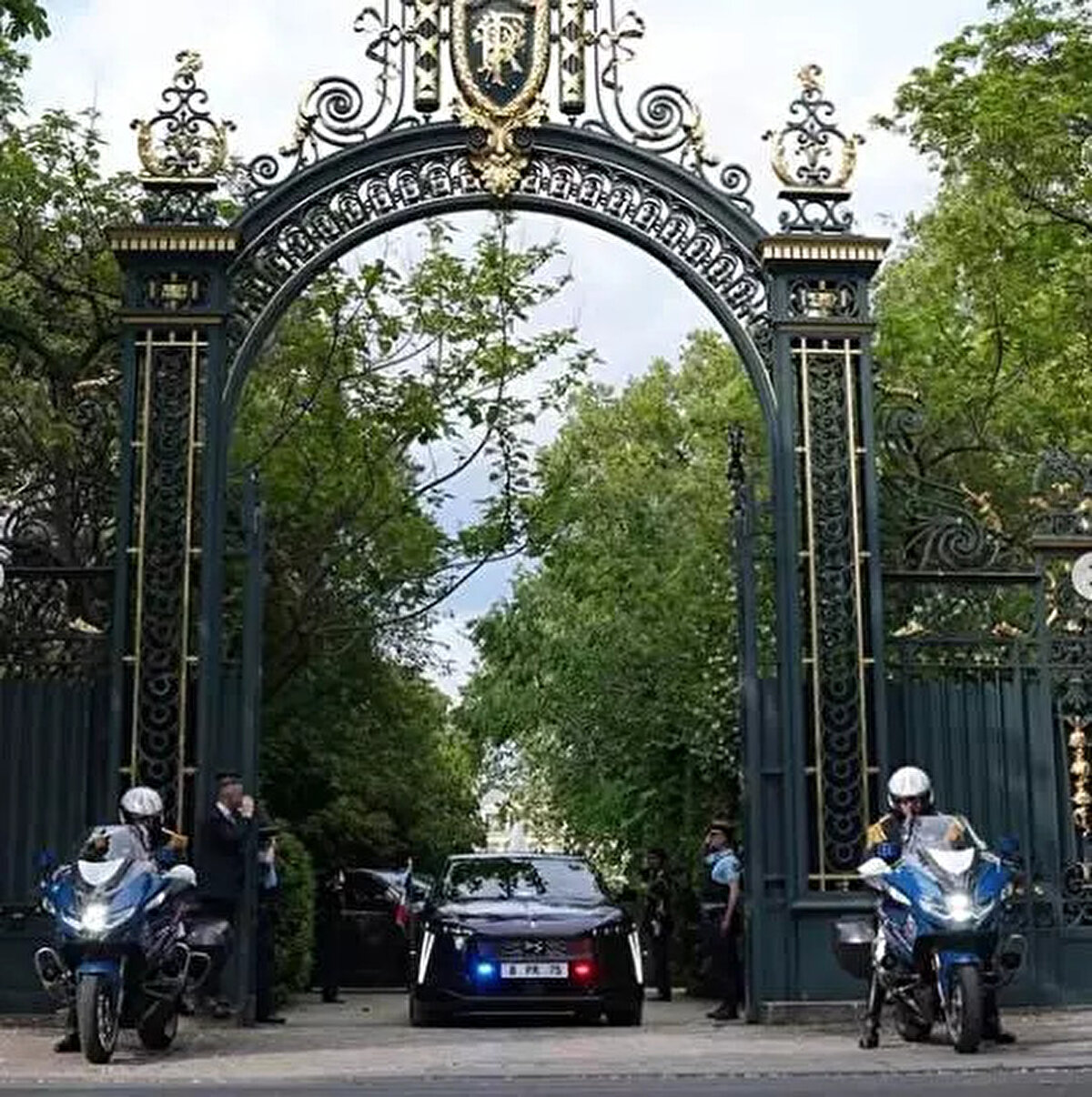 DS Automobiles tarafından 8 Mayıs Zafer Günü'ne özel üretilen bu yeni model, Fransa halkına yakınlığı temsil eden bir tasarım anlayışıyla hazırlandı.