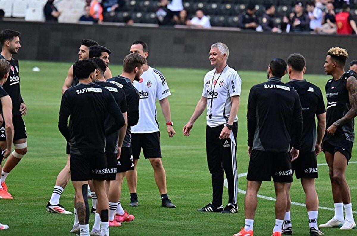 Beşiktaş'ta sezon sonunda takımdan ayrılacak isimler netleşmeye başladı.