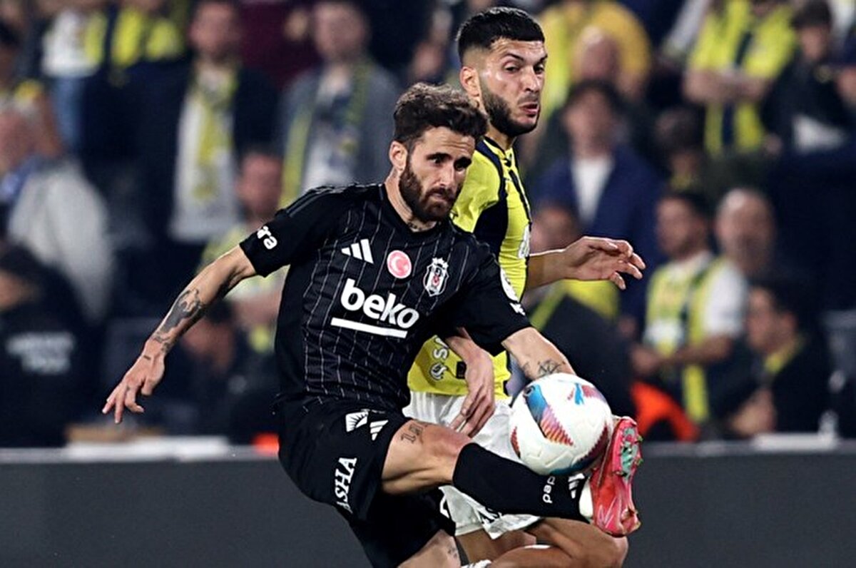 Sözcü Gazetesi'nin haberine göre; Rafa Silva, Beşiktaş'ta olmaktan ve İstanbul'da yaşamaktan son derece memnun ve yazın gelecek tekliflere şimdiden kapısını kapattı.