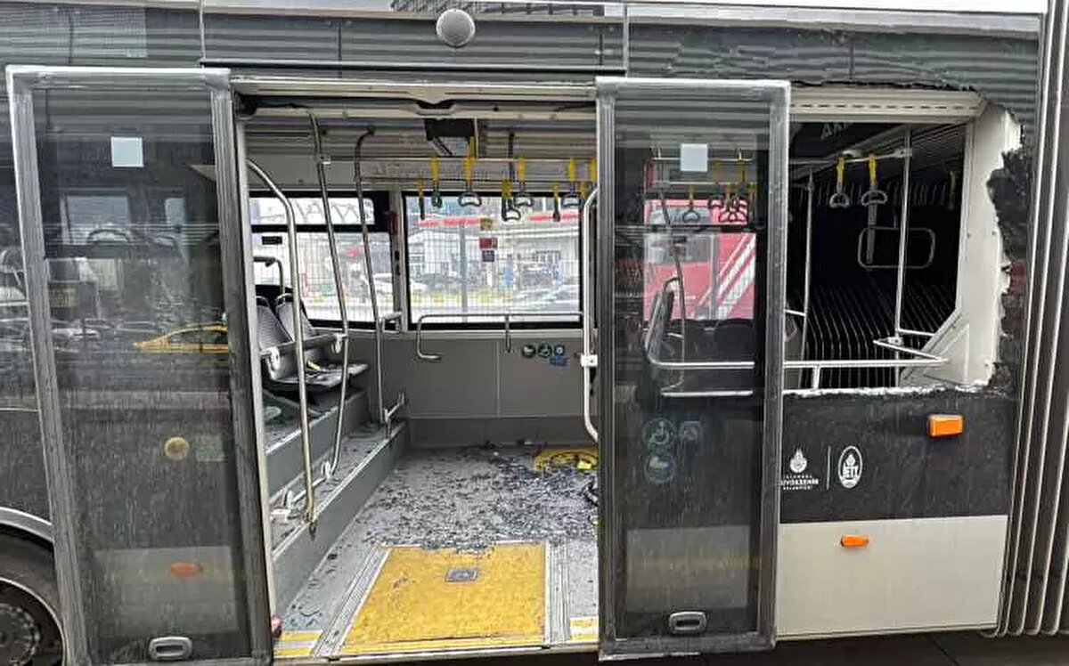 Beylikdüzü Haramidere Sanayi Metrobüs durağında dün 16.00 sıralarında yaşanan metrobüs kazası yürekleri dağladı. <br><br>