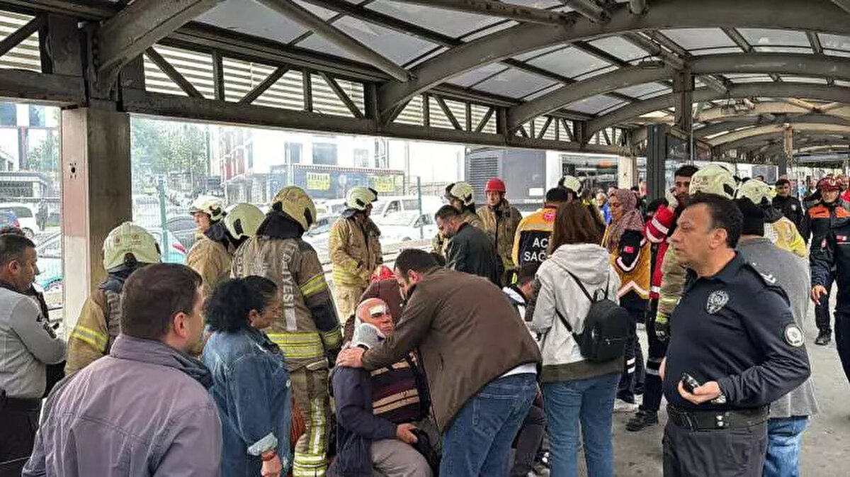 Yolcu alan metrobüse en arka sıradan binmeye çalışan 37 yaşındaki Ebru Heper, diğer metrobüsün çarpmasıyla birlikte öndeki metrobüsün altında kalarak can verdi.