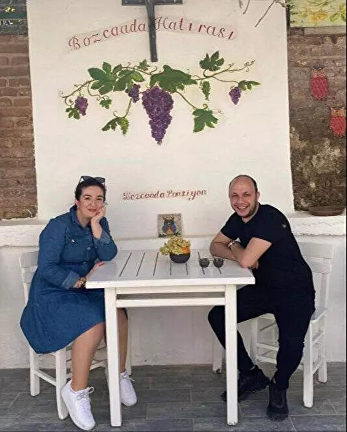 Yolcu alan metrobüse en arka sıradan binmeye çalışan 37 yaşındaki Ebru Heper, diğer metrobüsün çarpmasıyla birlikte öndeki metrobüsün altında kalarak can verdi.