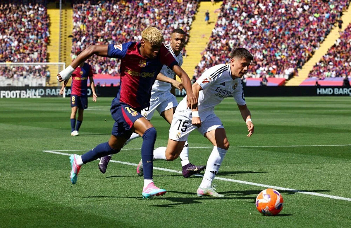 İspanya La Liga'da sezonun bitmesine dört hafta kala Barcelona ile Real Madrid, El Clasico'da kozlarını paylaştı.<br><br>Barselona'daki Montjuic Olimpiyat Stadı'nda oynanan ve şampiyonluk yarışını yakından ilgilendiren El Clasico, TSİ 17.15'te başladı.