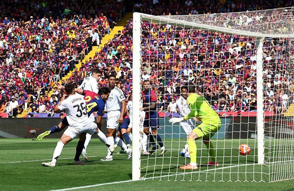 Kylian Mbappe, 70. dakikada kendisinin ve takımının 3. golünü atarak farkı 1'e indirdi.<br><br>Kalan dakikalarda başka gol olmadı ve Barcelona sahadan 4-3'lük üstünlükle ayrıldı.