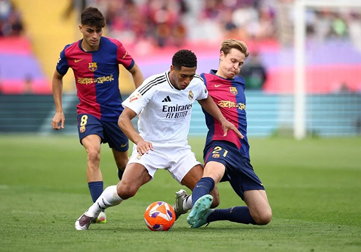 34. dakikada sahneye çıkan Raphinha, durumu 3-2'ye çevirdi ve Barcelona öne geçti. Brezilyalı yıldız, 45'te bir kez daha sahne aldı ve farkı 2'ye çıkardı: 4-2