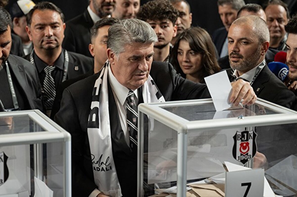 "Bu gururu bize yaşatan değerli kongre üyelerimize, ilk andan itibaren bize destek veren büyük Beşiktaş taraftarına şükranlarımı sunuyorum. Büyük Beşiktaş camiasının her bir ferdine teşekkür ediyorum."