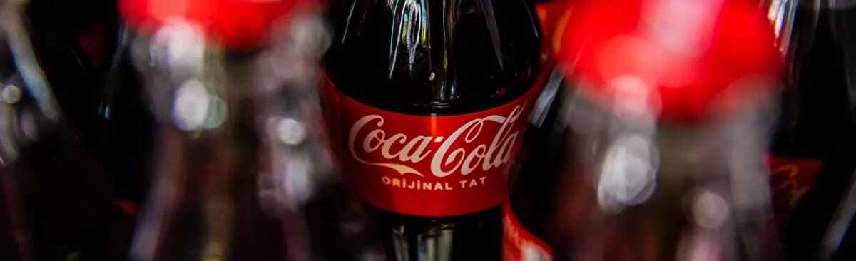 Coca-Cola İçecek Hisse Hedef Fiyat Güncellemeleri<br>Aracı KurumHedef FiyatTavsiyeDeğişim<br>ICBC Yatırım90 TLAlYükseltti<br>TERA Yatırım81,7 TLEndeks üstü getiriDeğiştirmedi<br>OYAK Yatırım70 TLEndekse paralel getiriDüşürdü<br>Ak Yatırım78 TLEndeks üstü getiriDüşürdü<br>Şeker Yatırım75 TLAlDeğiştirmedi<br>Garanti BBVA Yatırım75,4 TLEndeks üstü getiriDeğiştirmedi<br>Yapı Kredi Yatırım87 TLTutDeğiştirmedi<br>Gedik Yatırım84,2 TLEndeks üstü getiriDeğiştirmedi<br>Deniz Yatırım74 TLAlDüşürdü<br>İntegral Yatırım76 TLDeğiştirmediDeğiştirmedi<br>