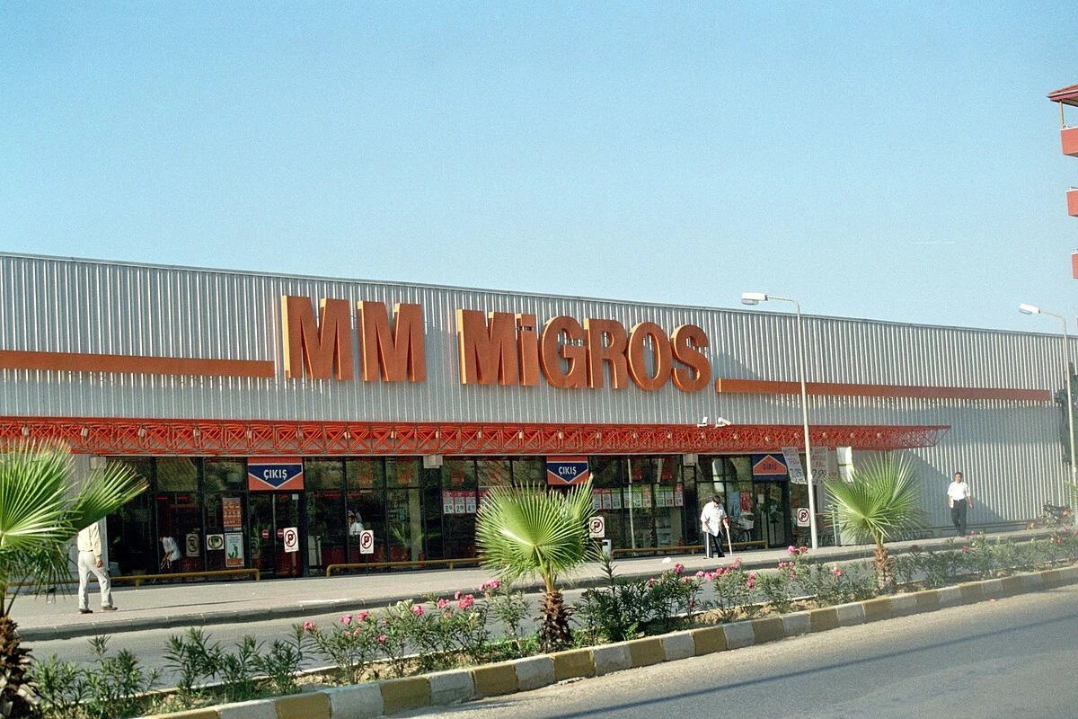 Migros Hisse Hedef Fiyat Güncellemeleri<br>Aracı KurumHedef FiyatTavsiyeDeğişim<br>TERA Yatırım817 TLEndeks üstü getiriDüşürdü<br>ICBC Yatırım780 TLAlYükseltti<br>Garanti BBVA Yatırım750 TLEndeks üstü getiriDeğiştirmedi<br>Yapı Kredi Yatirim905 TLAlDeğiştirmedi<br>Halk Yatırım884,35 TLAlDeğiştirmedi<br>Deniz Yatırım890 TLAlYükseltti<br>İntegral Yatırım890 TLDeğiştirmediDeğiştirmedi<br>İnfo Yatırım871 TLDeğiştirmediDeğiştirmedi<br>