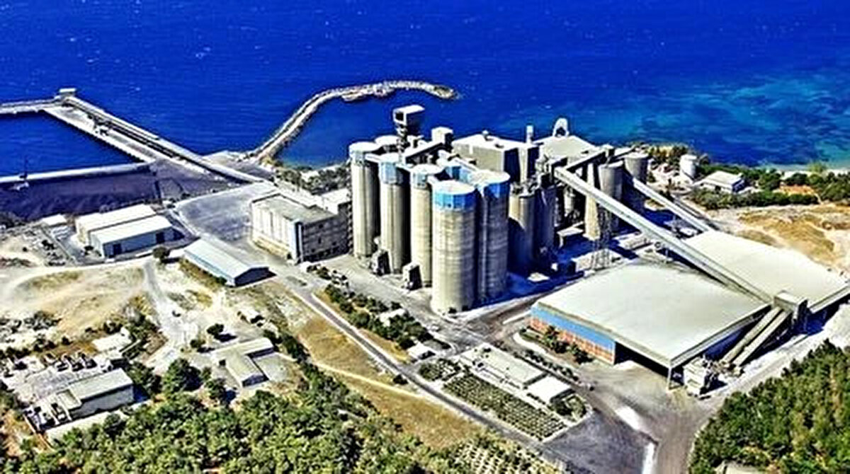 Akçansa Hisse Hedef Fiyat Güncellemeleri<br>Aracı KurumHedef FiyatTavsiyeDeğişim<br>Anadolu Yatırım220,50 TLAlYeni öneri<br>Şeker Yatırım200,2 TLAlDüşürdü<br>Halk Yatırım246,2 TLAlDüşürdü<br>Vakıf Yatırım247 TLAlDüşürdü<br>