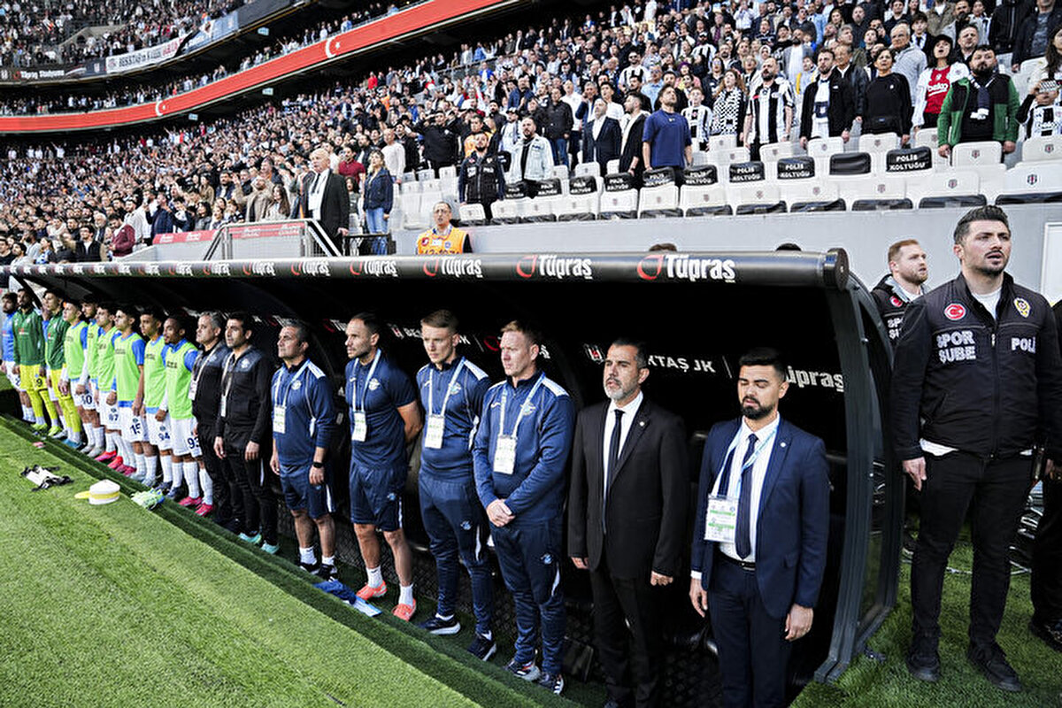 Beşiktaş'ta 19. dakikada Paulista'nın, rakibi Aimbetov'un kolu yüzüne gelince dişi kırıldı.