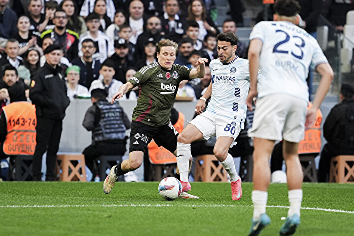 Karşılaşmanın ilk yarısına yaşanan sakatlıklar damga vurdu.