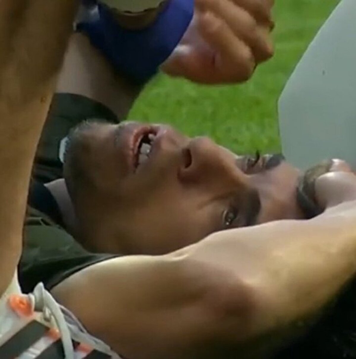 Saha içerisinde tedavi uygulanan yıldız futbolcu, karşılaşmaya devam etti. 