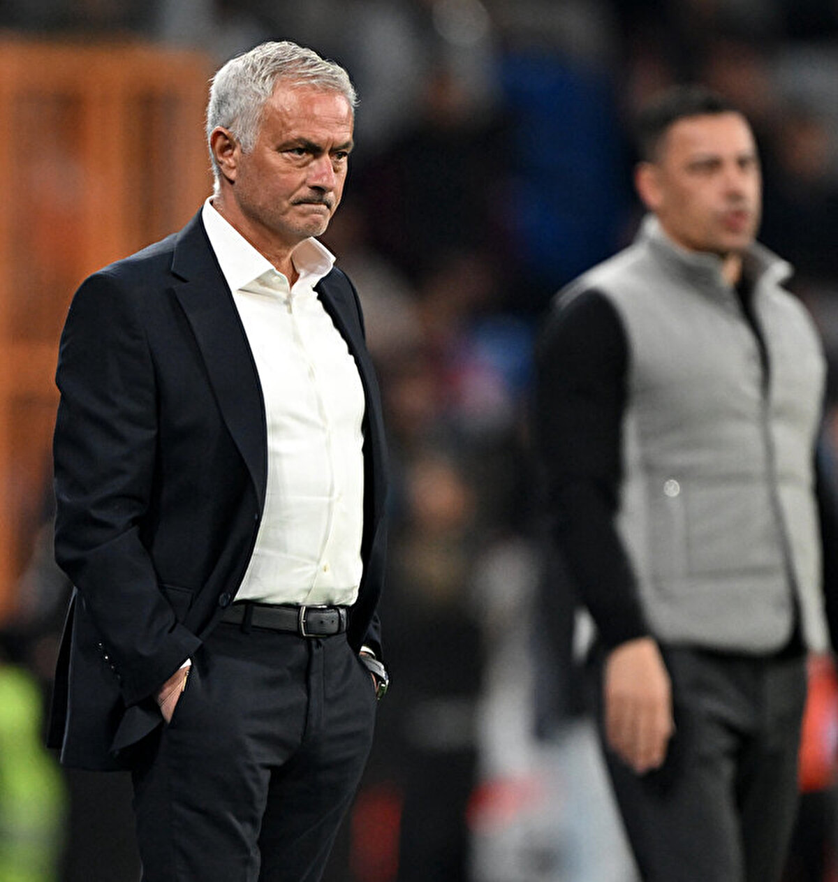 Fenerbahçe yönetimi her ne kadar yola Mourinho ile devam etmeyi düşünse de, Portekizli hocaya tekliflerin gelmesi nedeniyle başka isimlerle de kontak kurulmuş durumda.