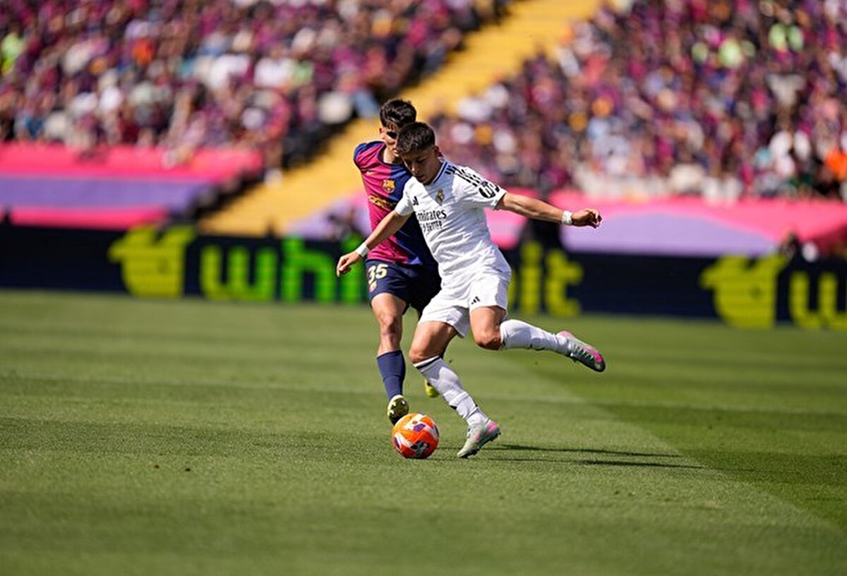 Marca | "Arda Güler, top kendisinde olmayınca 'görünmez' oluyor. Pozisyon almada çok geç kalıyor. Bir pozisyonda hızlı oynayınca Mbappe gol attı. Ancelotti diğer oyunculara gösterdiği sabrı ona karşı göstermiyor. Sadece ilk yarıda süre verdi."