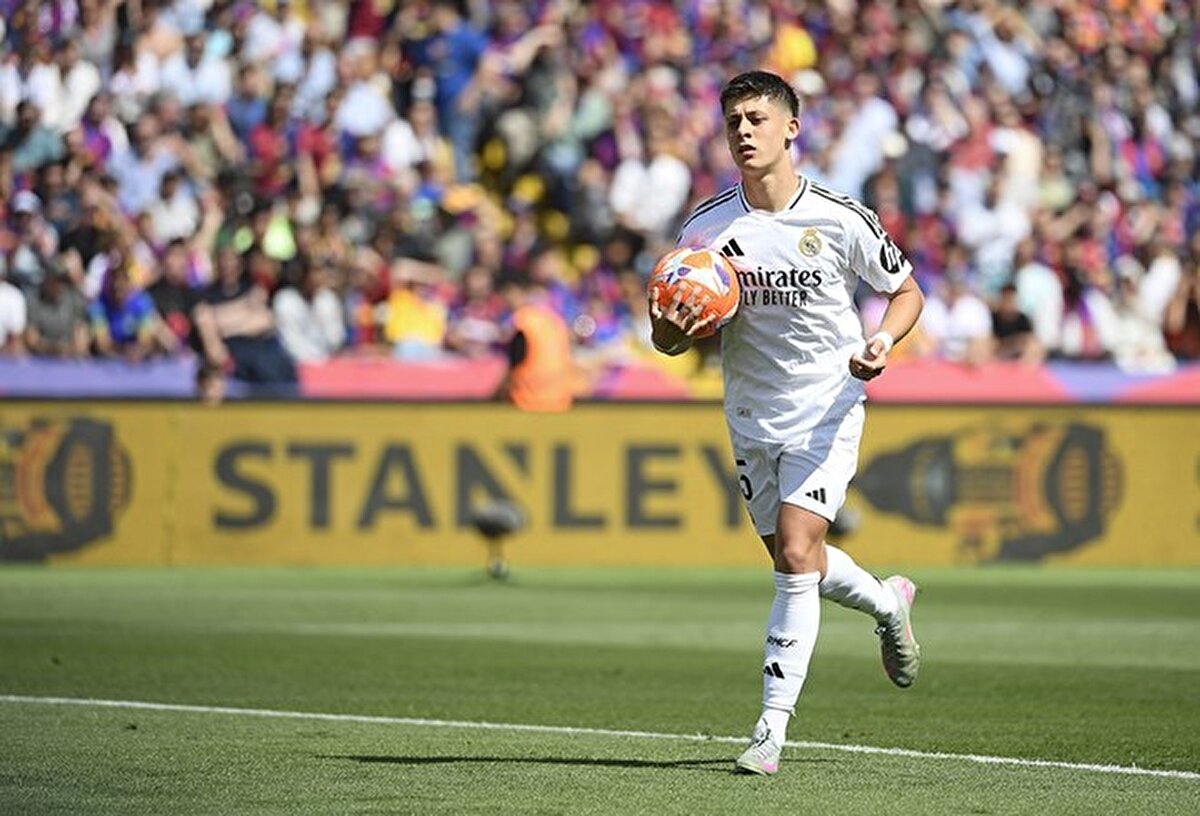 Sport | "Türk oyuncu son maçlarda fark yaratmıştı ancak Barça karşısında tamamen kaybolmuş gibiydi. Sağ kanatta top alamadı, Barça'nın kontra ataklarına yol açacak top kayıpları yaşadı. Ancelotti, devre arasında oyuncu değişikliğine giderek bu durumu çözmeye çalıştı."