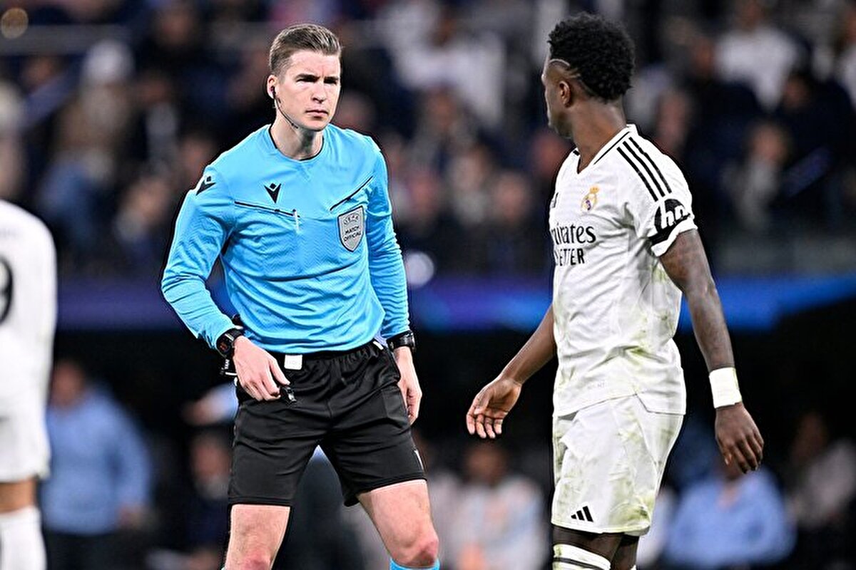 Real Madrid, Vinicius Jr.'ın sözleşmesini yenilemeye hazırlanıyor. Suudi Arabistan takımlarının ilgilendiği Brezilyalı futbolcu, kariyerini Real Madrid'de sürdürme kararı aldı.