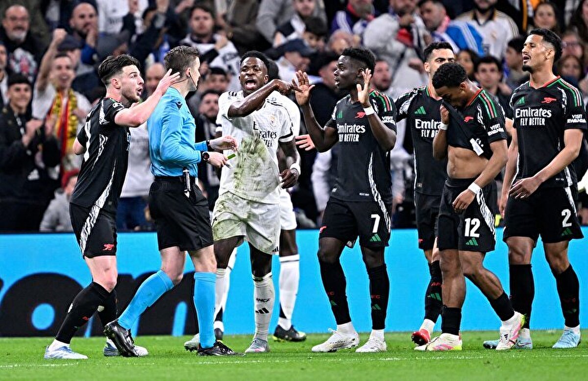 İspanyol devine 2018'de Flamengo'dan imza atan Vinicius Jr.'ın mevcut kontratı 2027'de sona eriyor. NTV Spor'un AS'tan aktardığı haberde Real Madrid'in, Vinicius'un kontratını 3 yıl uzatacağı belirtildi.<br><br>