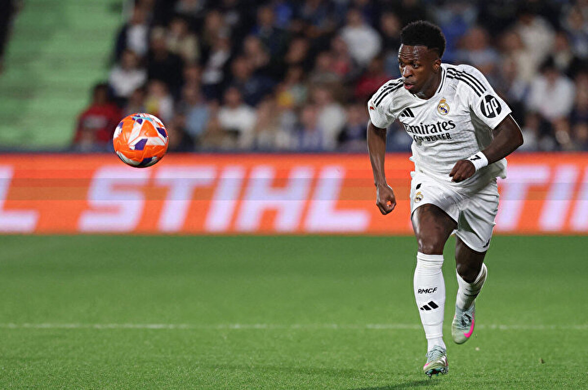 Brezilyalı yıldıza Suudi Arabistan'dan 5 yıl için 1 milyar Euro'luk bir teklif geldiği ancak Vinicius'un Real Madrid'den hiçbir zaman ayrılmayı düşünmediği kaydedildi.