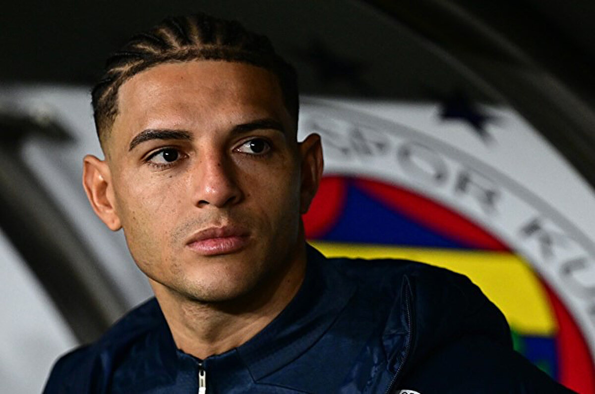 Jose Mourinho ara transfer döneminde 11.47 milyon euro kadroya katılan Diego Carlos için de olumsuz rapor verdi. Yönetim, Brezilyalı stoperden zarar etmeden vedalaşmayı hedefliyor.<br>