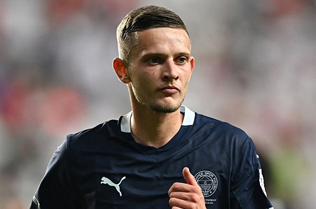 Yurt dışından talipleri olan Sebastian Szymanski, Sofyan Amrabat ve Fred için de beklentilerin üzerinde teklif gelmesi halinde yollar ayrılabilir.<br>