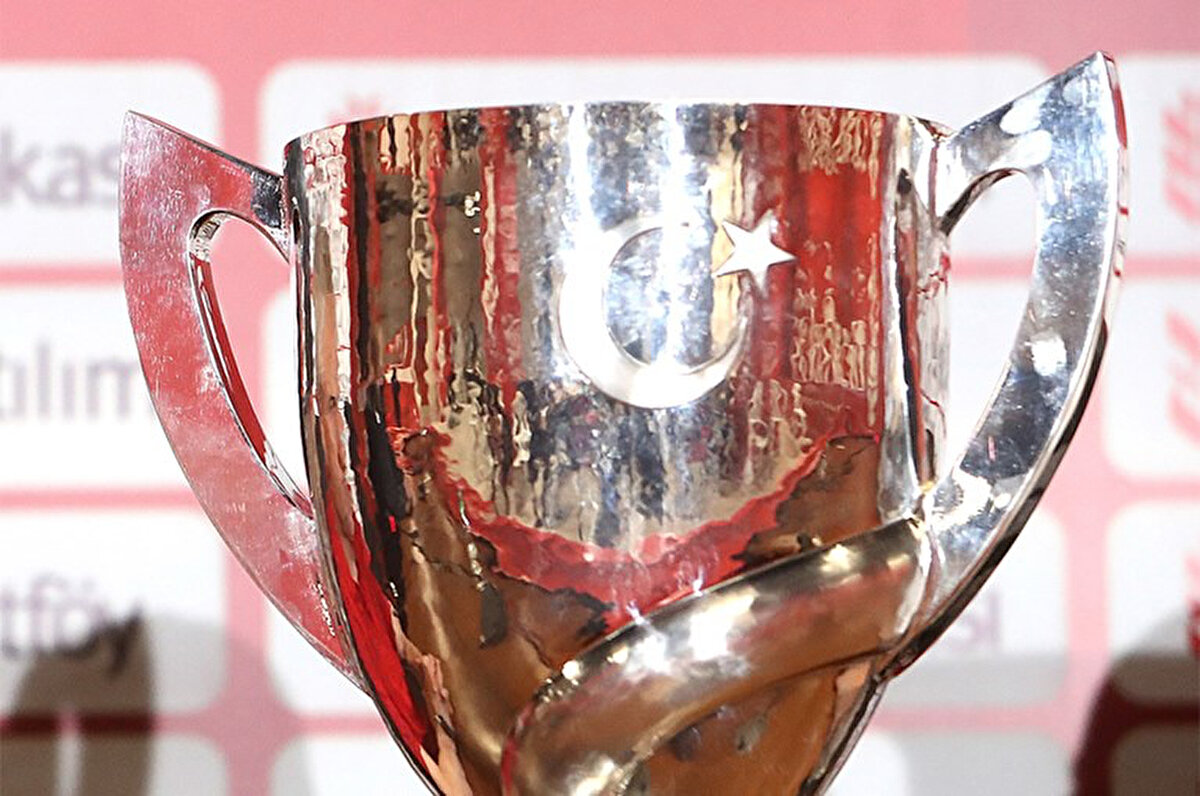 Bordo-mavili takımın internet sitesi üzerinden yapılan paylaşımda Türkiye Futbol Federasyonu Merkez Hakem Kurulu'nun finalin hakemiyle ilgili kararına tepki gösterildi.<br>