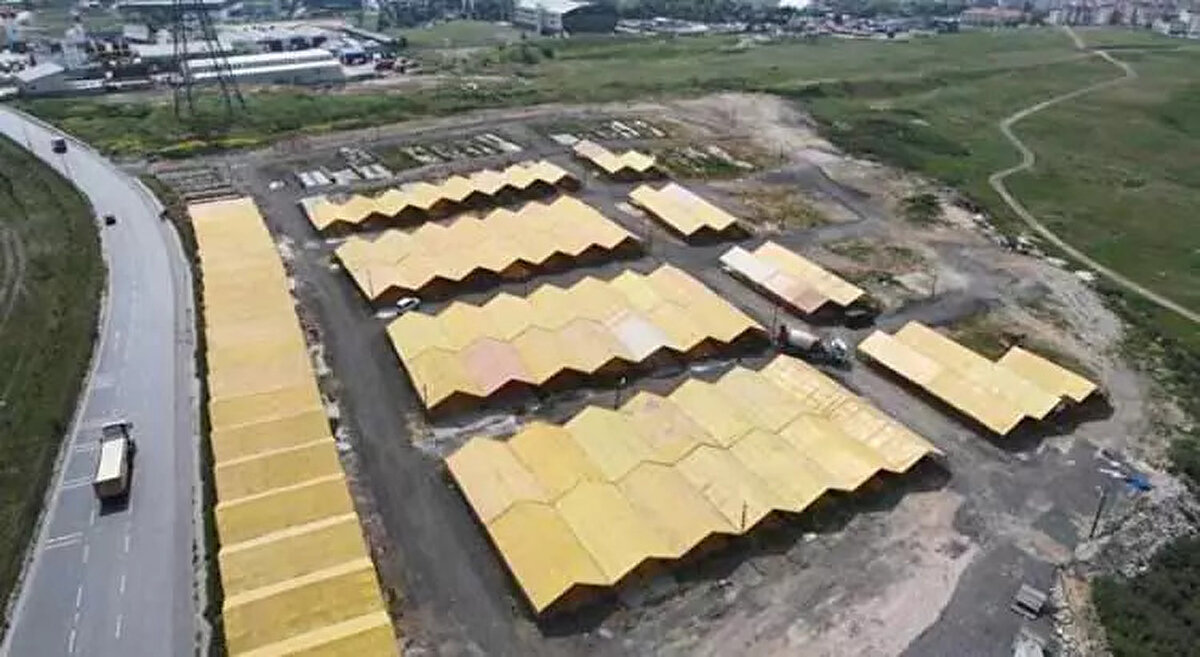 İstanbul'da kurban satış alanları Sultangazi, Esenyurt, Pendik, Tuzla, Başakşehir, Arnavutköy ve Avcılar'da hazır edilecek.<br><br>Esenyurt'ta, toplam 2 bin 200 kurbanlığın görücüye çıkacağı pazar yeri ise havadan görüntülendi.