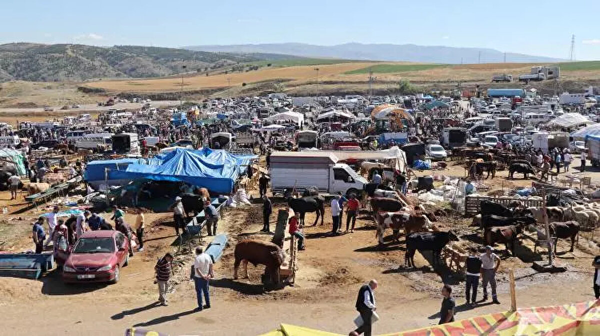 İzmir'de Kurbanlık Fiyatları Ne Kadar?<br><br> <br><br>İzmir'de küçükbaş kurbanlık fiyatlarının 10 bin ile 20 bin TL, <br><br> <br><br>Büyükbaş kurbanlık fiyatlarının 80 ila 250 bin TL arasında fiyatlanacağı tahmin ediliyor.