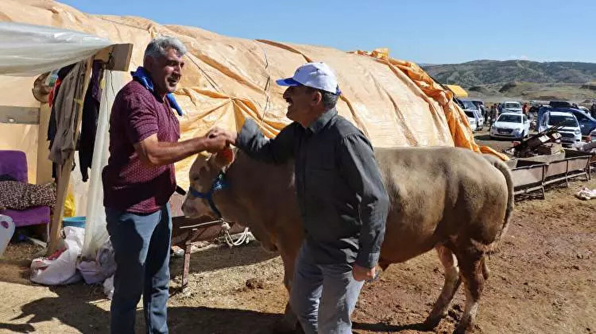 Ankara'da Kurbanlık Fiyatları Ne Kadar?<br><br> <br><br> <br><br>Ankara'da küçükbaş kurbanlık fiyatlarının 8 bin ile 20 bin TL arasında, <br><br> <br><br>Büyükbaş kurbanlık fiyatlarının ise 90 ila 250 bin TL arasında fiyatlanacağı öngörülüyor.