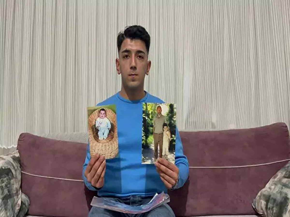 Kendisini evlatlık alan ailesiyle büyüyen Ünal, lise eğitimini tamamladıktan sonra tekstil fabrikasında çalıştı, ardından da vatani görevini yerine getirmek üzere Ankara'nın Balgat ilçesine gitti.