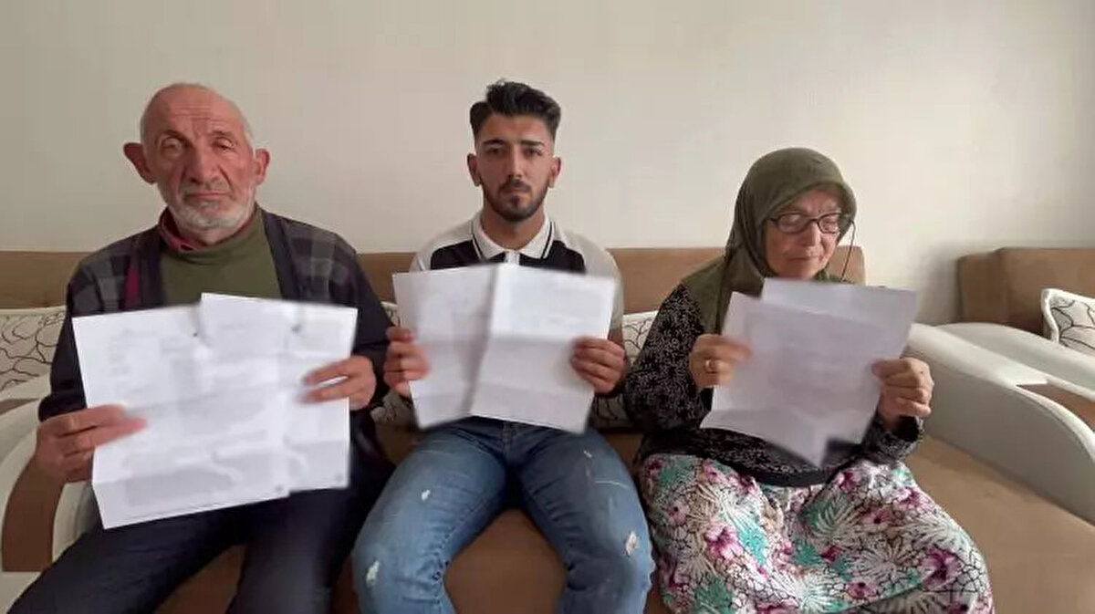 "BENİ EVLATLIK ALAN AİLEMDEN BAŞKA KİMSEM YOK"<br><br>Çevresindeki bazı kişilerin gerçek annesi ile babasını bildiğini fakat sakladıklarını iddia eden Sefa Ünal, "Ben birçok yere şikayette bulundum. Mahkemedeki davam takipsizlikle sonuçlandı. Artık dayanamıyorum. Kim biliyorsa lütfen söylesin. Hiçbir yerden sonuç alamadım. Benim ailemin yerini söylesinler. O kişilere test yaptıracağım. Testim pozitif çıkması durumunda ailemi bana getiren kişilere 2 altın bilezik ödülü vereceğim. Ben şu an çok yalnızım. Hiç kimsem yok. Sadece beni alan ailemden başka hiç kimsem yok. Başka sığınacak ve gidecek hiçbir kapım yok. Sizin adaletinize güveniyorum." dedi.