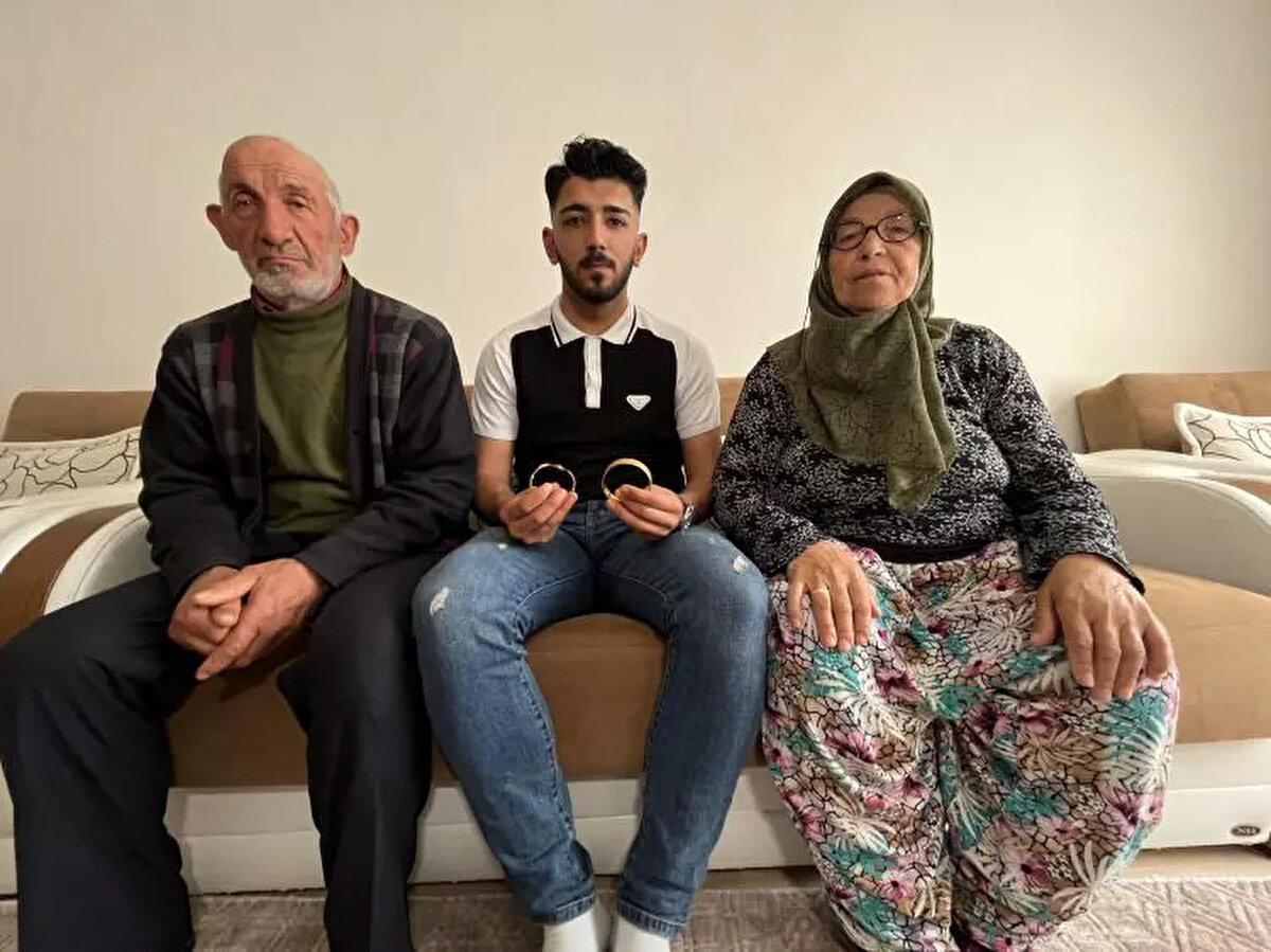 "ŞÜPHELENDİĞİM KİŞİLER, BENİ TEHDİT EDİYOR"<br><br>Şu an yaşadığı ailesine kendisini evlatlık veren kişiler tarafından tehdit edildiğini de öne süren Ünal, "Ben, 21 yıl önce 2 bilezik karşılığında evlatlık verilmiştim. Şüphelendiğim kişilere karşı şikayette bulundum. Başsavcılıkta dosyama 2 sefer takipsizlik kararı verildi. Şikayetçi olduğum kişiler benimle aynı mahallede oturuyor. Sürekli beni rahatsız ediyorlar. Beni dövmek ve öldürmekle tehdit ediyorlar. Korkuyorum. Can sağlığım ve güvenliğim yok." diye konuştu.