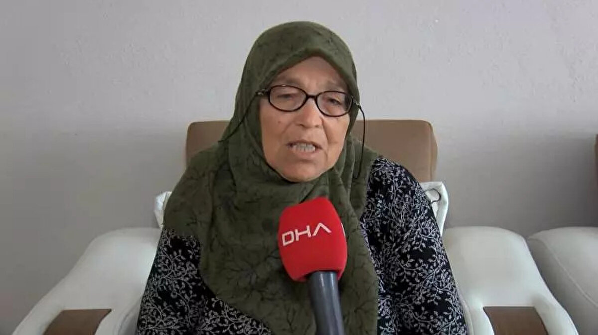 "ELİMDEN GELDİĞİ KADARINI VERMEYE RAZIYIM"<br><br>Oğlunun psikolojisinin bozulduğunu, biyolojik ailesinin bir an önce bulunmasını istediğini söyleyen Döndü Ünal, "Sefa'yı, Gül H. ile Barış H. bize getirdi. Şimdi de ‘Annesini, babasını bilmiyoruz’ diyerek inkar ediyorlar. 2 sefer dava açıldı ve takipsizlik verildi. Bu çocuk kendine bir zarar verecek diye korkuyorum. Sen doğurduysan da kızın doğurduysa da bunları açıklayın. Ben 21 yaşına kadar bu çocuğu getirdim. Başımın üstünde yeri var ama çocuğun psikolojisi bozuldu. Bana her gün, 'Anne, ben ne zaman gerçek annemi bulacağım' diyor. 2 tane bilezik ödül koyduk. Daha da elimden geldiği kadarını vermeye razıyım. Kendilerini açıklamak istemeyenler, Sefa'nın telefonunu gizliden arayıp, söylesinler. Ben ne isterlerse onu bağışlayacağım. Sade Sefa'nın annesini, babasını bulsunlar." ifadelerini kullandı.