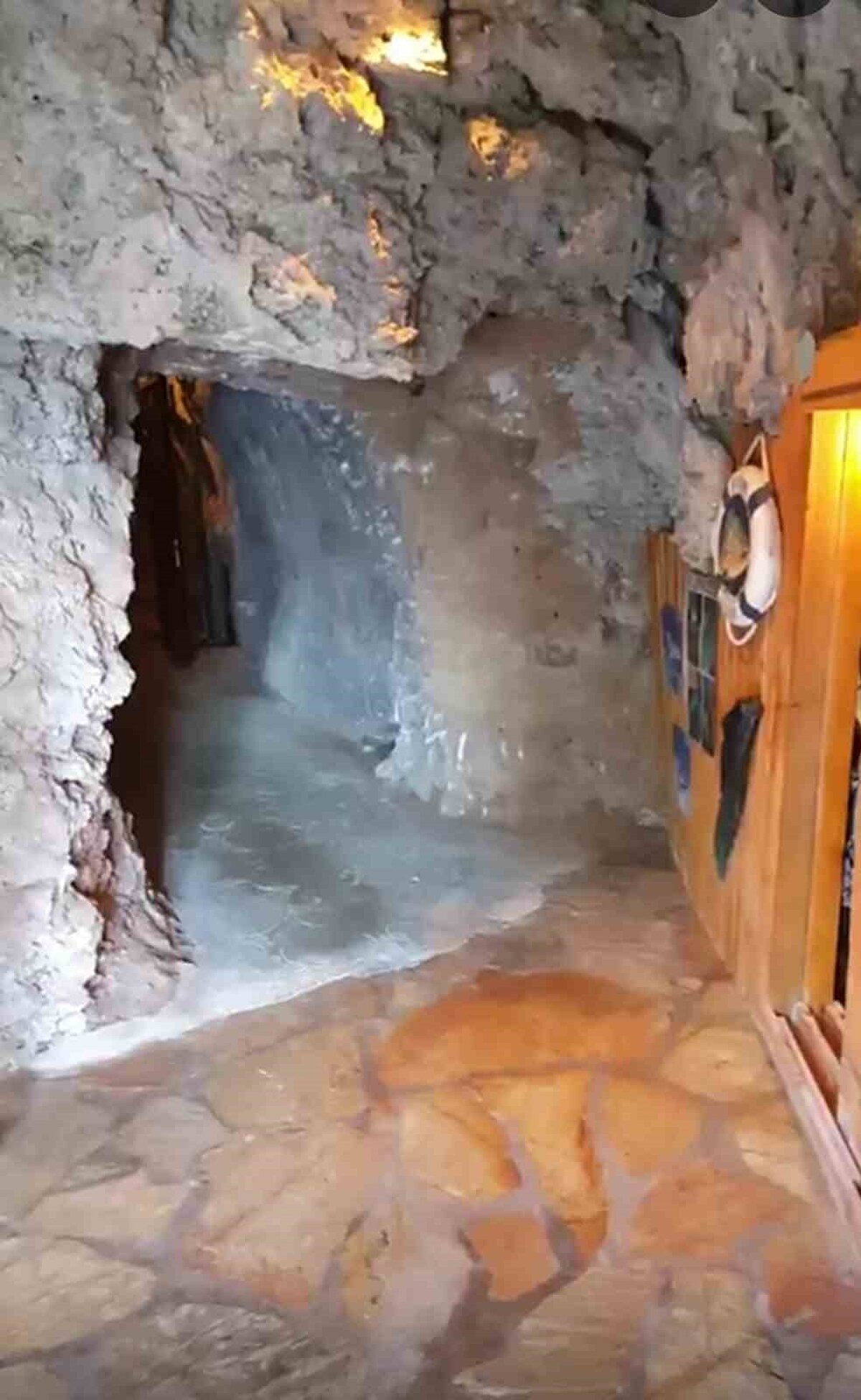 "Falezlerin güzelliği doğal proseslerinde gizlidir"<br><br>Falezlerin yapılaşma nedeniyle de ciddi risk altında olduğuna değinen Prof. Dr. Nihat Dipova, "Her inşaat doğal yapıda bir değişime sebep olur. Bir yere bir asansör veya tünel yapmak istiyorsanız, o yapınızı ilk önce güvenliğe almak lazım. Bunun içinde beton dökülüp çelik yapı yapılması gerekir. Bunlarda bir miktar zarar vererek doğal yapıyı bozar. Daha önemlisi görsel olarak biz falezlerin önünü, doğal yapıyı örtmüş oluruz. Falezlerin güzelliği doğal proseslerinde gizlidir. Birçok kırıklar, kaya kopmaları, mağaralar vardır. Bunların hepsi aslında Antalya falezlerinde bu doğal güzelliğini kazandıran doğal proseslerdir. Bunları göçme tehlikesi olarak da görmemek lazım. Göçme tehlikesi aslında biz falezlere fazla yaklaştığımız için bize etkileri anlamına geliyor" şeklinde konuştu.